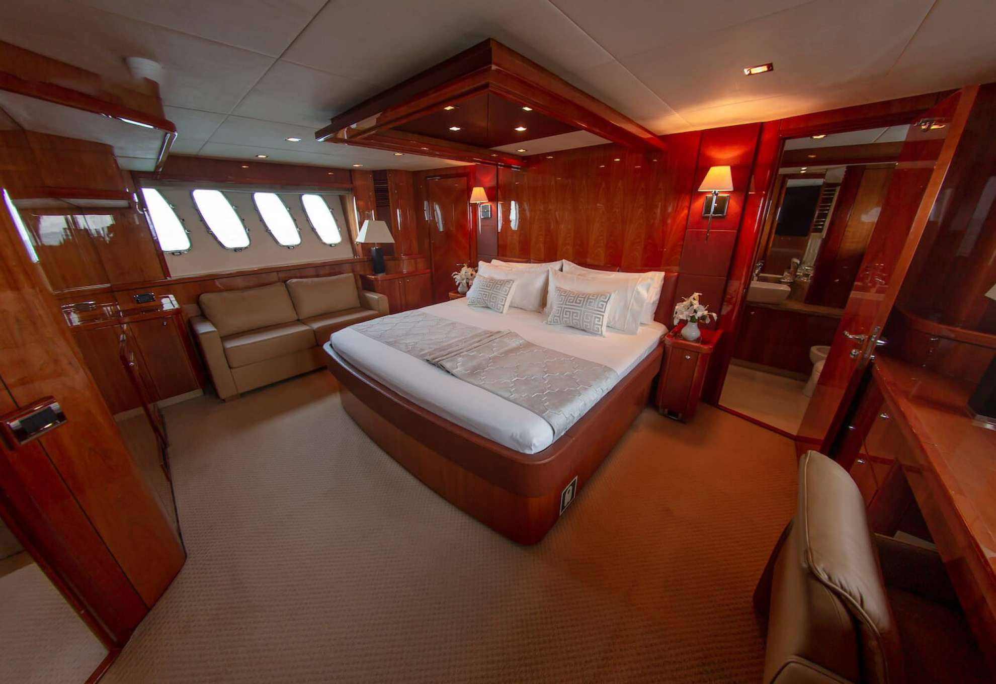 boat-charter-dubai